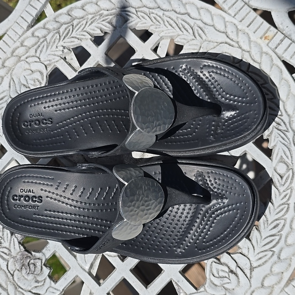 Crocs Sanrah Hammered Metallic Wedge Thong Sandals Women's Size 6 Black Silver